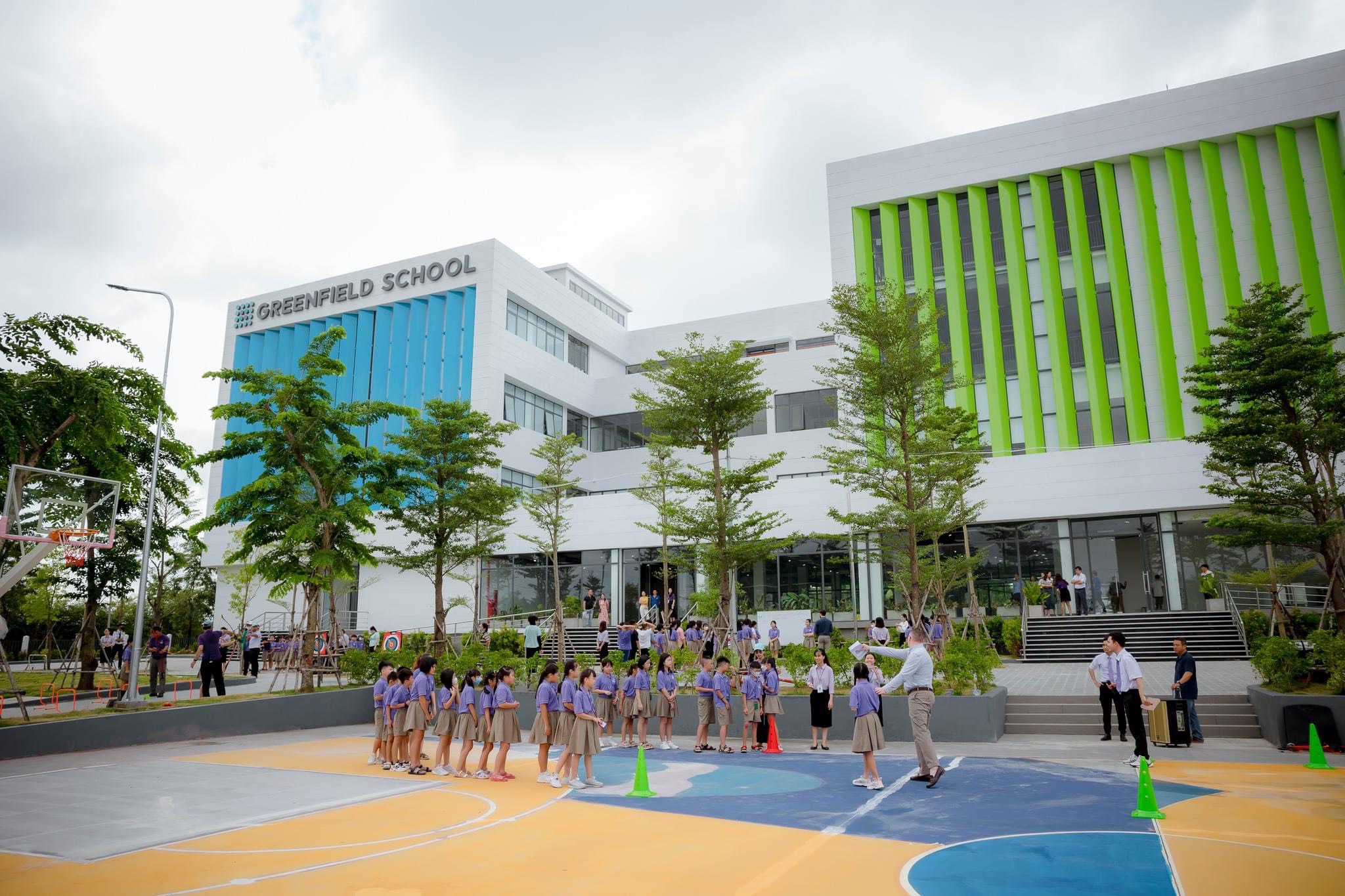 Buổi học đầu tiên tại trường Greenfield School