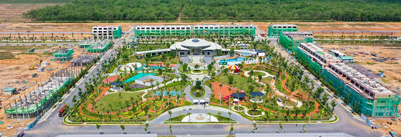 Ghi nhận trên công trường của dự án, các công trình đều đang được đơn vị xây dựng gấp rút thi công với không khí khẩn trương